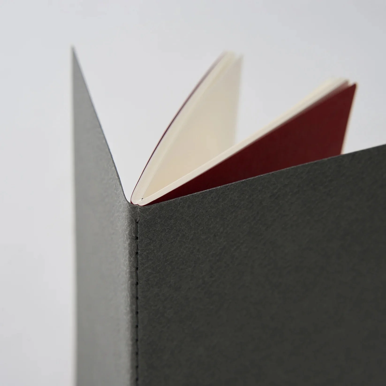 Dressco Alezan Stitch Notebook / TAKEO PAPER PRODUCTS - Image 9
